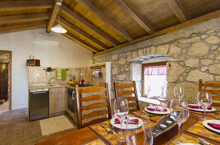 Vakantiehuis Geräumiges Ferienhaus in Brseč mit Privatem P