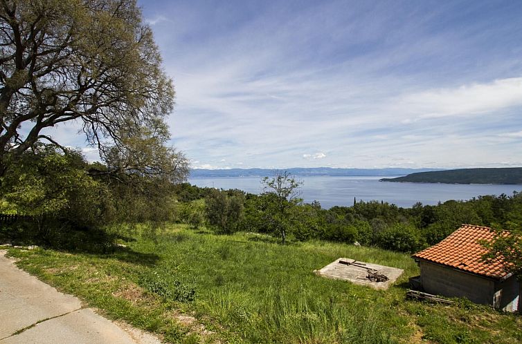 Vakantiehuis Geräumiges Ferienhaus in Brseč mit Privatem P