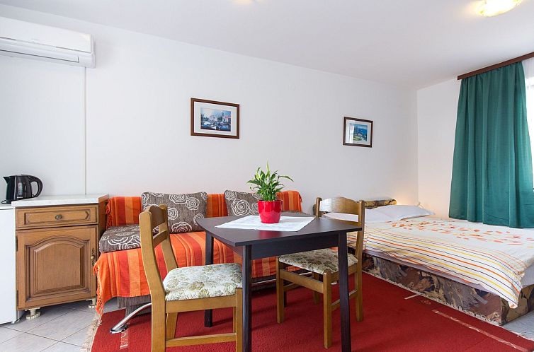 Guest house 1048931 - Apartment Kvarner - Appartement Apartmenthaus „Sean“ mit Parkplatz, Olivenha