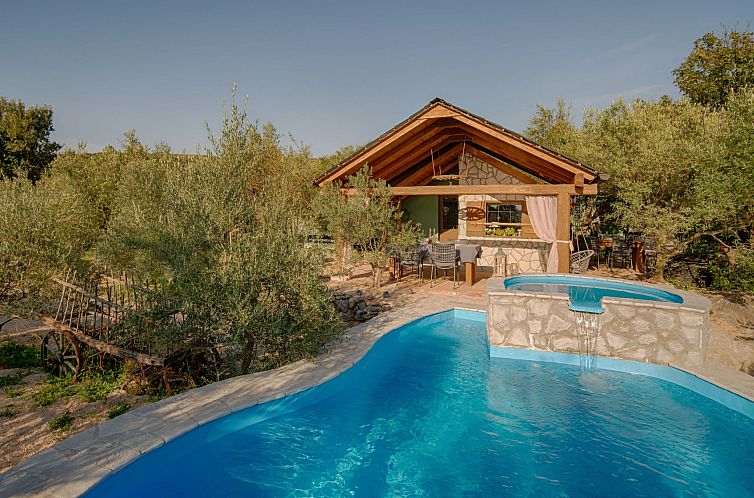 Vakantiehuis Haus mit Pool, 50 Meter vom Meer entfernt