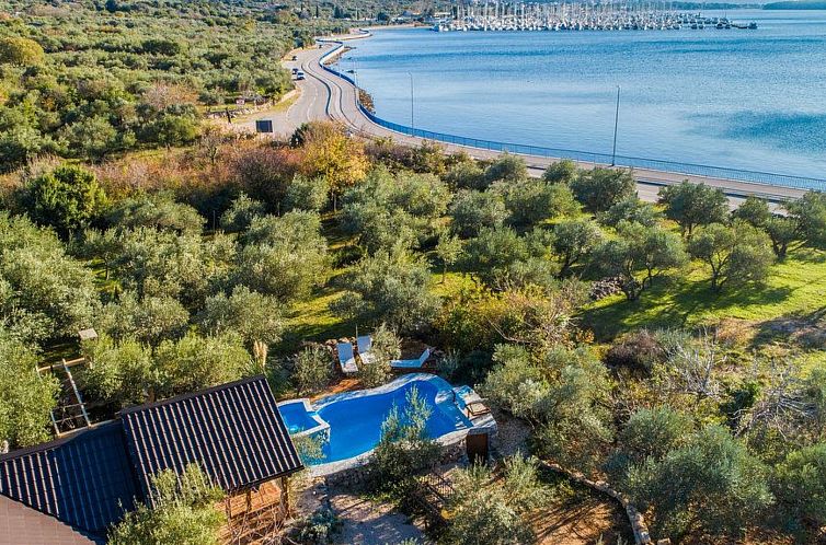 Vakantiehuis Haus mit Pool, 50 Meter vom Meer entfernt