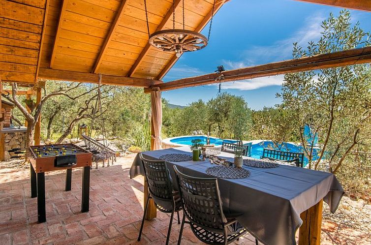 Vakantiehuis Haus mit Pool, 50 Meter vom Meer entfernt