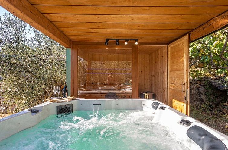 Vakantiehuis Haus mit Pool, 50 Meter vom Meer entfernt