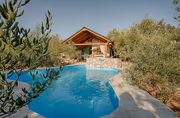 Vakantiehuis Haus mit Pool, 50 Meter vom Meer entfernt