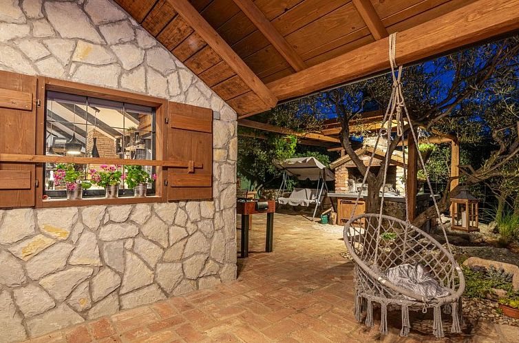 Vakantiehuis Haus mit Pool, 50 Meter vom Meer entfernt