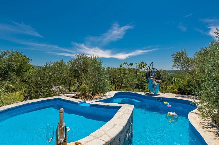 Vakantiehuis Haus mit Pool, 50 Meter vom Meer entfernt