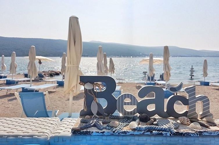 Vakantiehuis Haus mit Pool, 50 Meter vom Meer entfernt