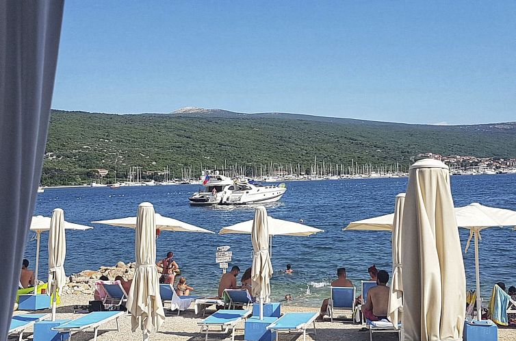 Vakantiehuis Haus mit Pool, 50 Meter vom Meer entfernt