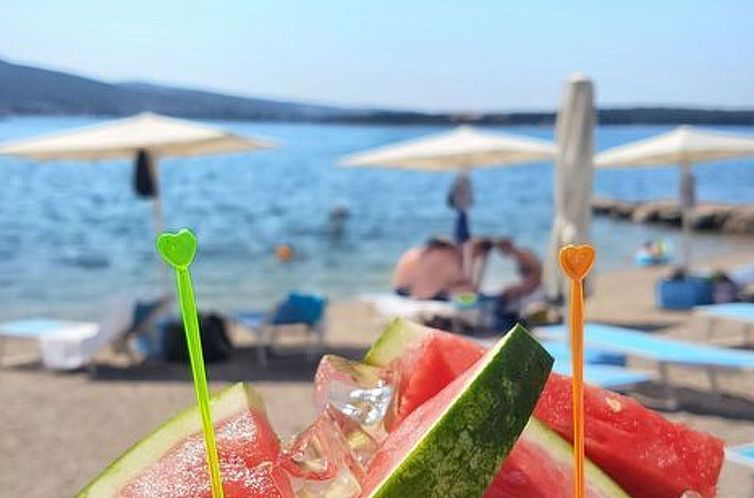 Vakantiehuis Haus mit Pool, 50 Meter vom Meer entfernt