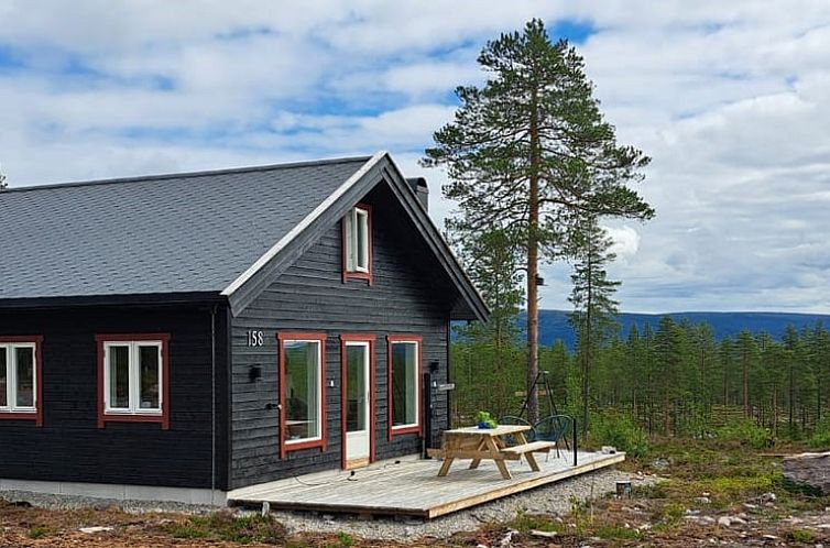 Gezellig vakantiehuis in Ostby, Noorwegen, met een ruime veranda en panoramisch uitzicht op het bos.