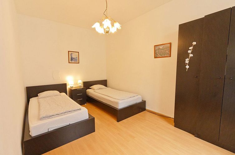 Appartement Wohnung in Fünfhaus mit Garten