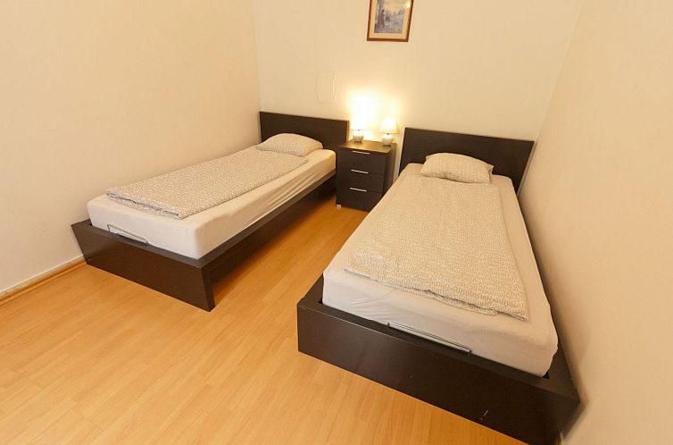 Appartement Wohnung in Fünfhaus mit Garten