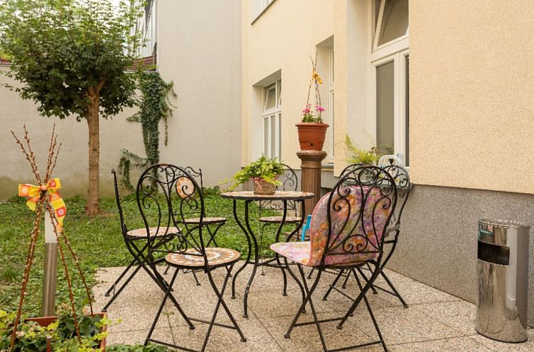 Appartement Wohnung in Fünfhaus mit Garten