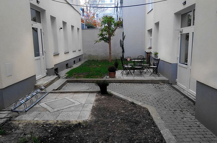 Appartement Wohnung in Fünfhaus mit Garten