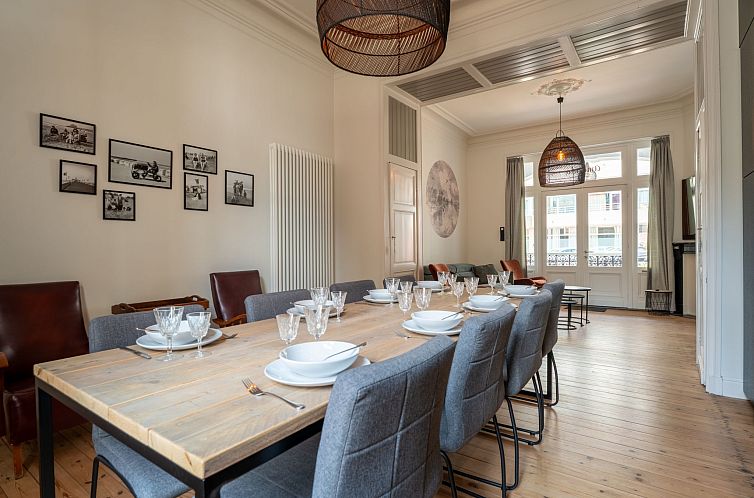 Ruime eetkamer in vakantiehuis Villa Amanda, Blankenberge, Belgische kust, met stijlvolle inrichting en grote eettafel voor gezellige diners.