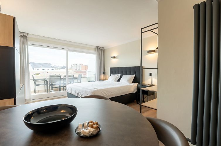 Apartment White Mountains Retreats with city view in Blankenberge offers a modern bedroom with a terrace and views of the Belgian coast.