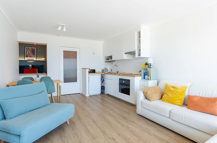 Bright interior space of Apartment Westcliff I with sea view in Blankenberge, Belgian coast, with modern kitchen and comfortable sitting area.