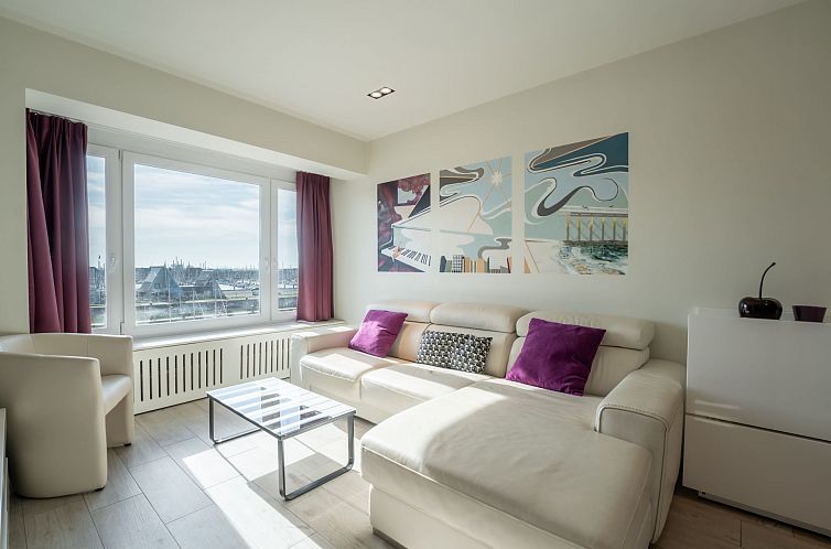 Helles Wohnzimmer im Apartment Bella II mit Blick auf den Hafen in Blankenberge, belgische Kueste. Komfortable Unterkunft mit moderner Einrichtung.