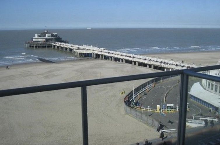 Uitzicht vanaf Residentie Beach appartement op de pier van Blankenberge, Belgische kust, Belgie.