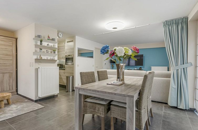 Stilvoller Essbereich im "Van Maerlant - GLVL", einem Ferienhaus in Blankenberge an der belgischen Kueste, mit moderner Einrichtung und frischen Blumen.