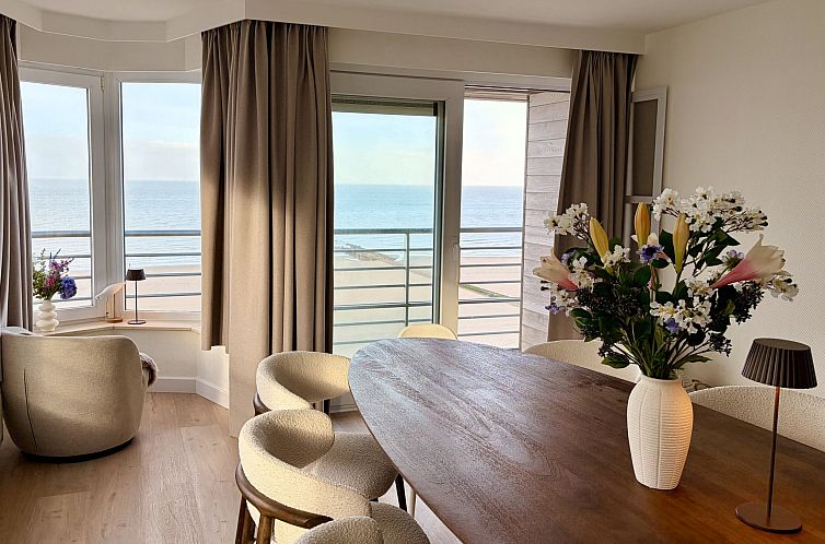 Bright dining room in Apartment Zonnehaven with sea view, Blankenberge, Belgian coast, ideal for a relaxing stay by the sea.