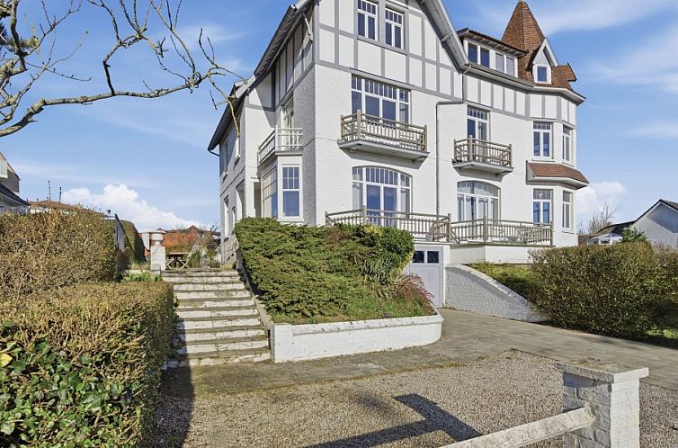 Das Ferienhaus La Gentilhommiere in Koksijde-bad, Westflandern, bietet eine charmante Fassade fuer einen entspannten Aufenthalt.