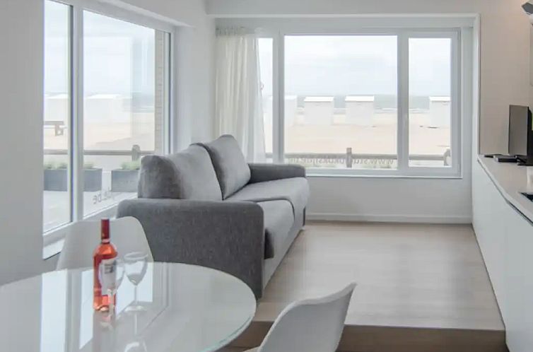Moderne studio met frontaal zeezicht