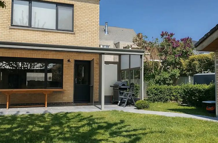 Geniessen Sie den sonnigen Garten und die Veranda des "Maison Conge", eines wunderschoenen Ferienhauses in Koksijde an der belgischen Kueste.