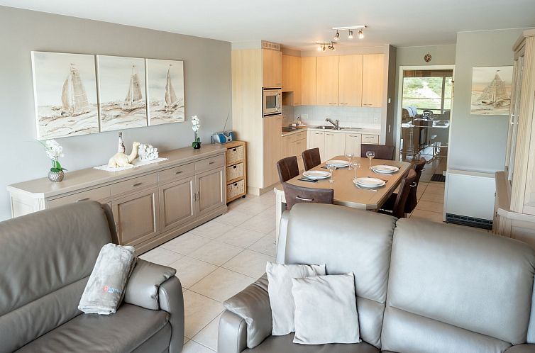 Gezellige woonkamer van Appartement Lautrec 304 in Bredene, Belgische kust, met comfortabele zithoek en eetruimte.