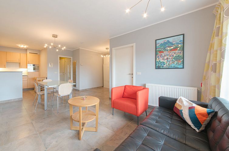 Lichte woonkamer van Appartement Seaside 2.02 in Bredene, Belgische kust, met moderne inrichting en comfortabele meubels.