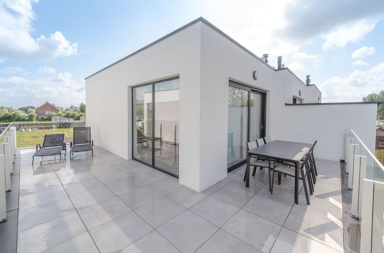 Geniessen Sie die geraeumige Terrasse des Ferienhauses Bredunepark in Bredene an der belgischen Kueste, die zum Entspannen und Essen im Freien einlaedt.