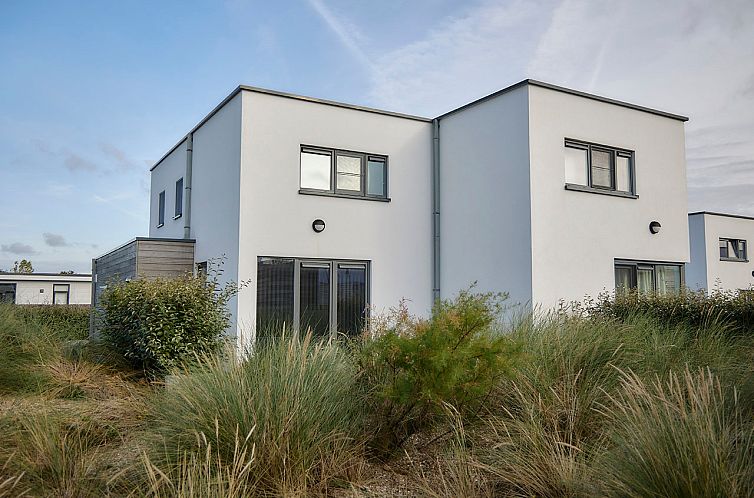 Geschakelde woning in Bredene aan de Belgische kust, een modern vakantiehuis omgeven door natuurlijke duinen en serene omgeving.