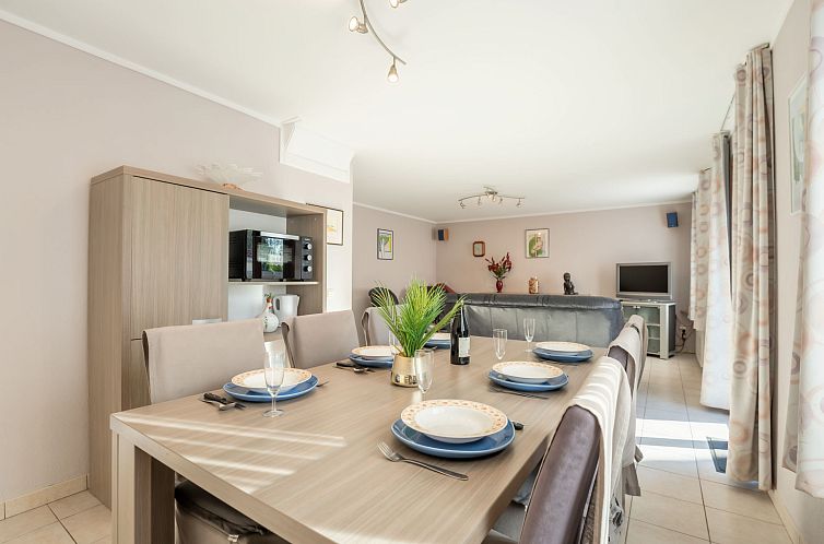 Gezellige eetkamer in Vakantiehuis Vissershuisje 9/18, Bredene, Belgische kust. Comfortabele ruimte voor een ontspannen verblijf.