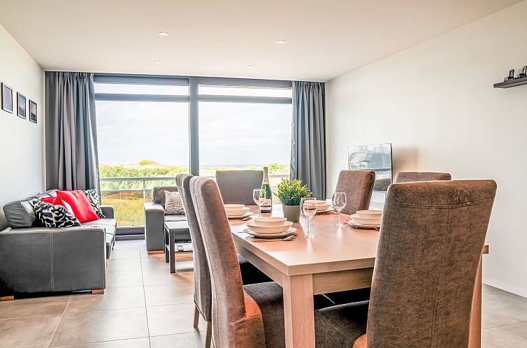 Gemuetlicher Essbereich im Appartement Astrid 68 in Bredene, belgische Kueste, mit Blick auf die Duenen und moderner Einrichtung.