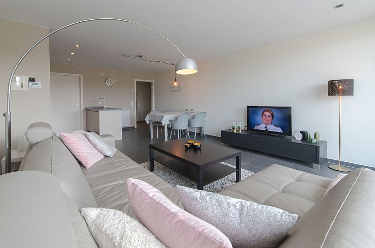 Moderne woonkamer in Appartement Solis, Bredene, Belgische kust, met stijlvolle inrichting en comfortabele zithoek.