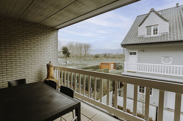 Geniet van het uitzicht vanaf het terras van Appartement De Paddock, gelegen aan de Belgische kust in Bredene.