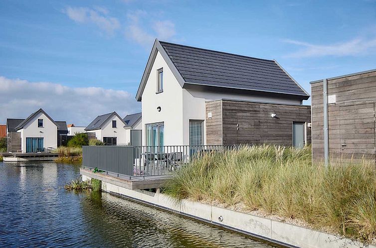 Vrijstaande woning in Bredene aan de Belgische kust, vakantiehuis met terras en uitzicht op water, ideaal voor een ontspannen verblijf.