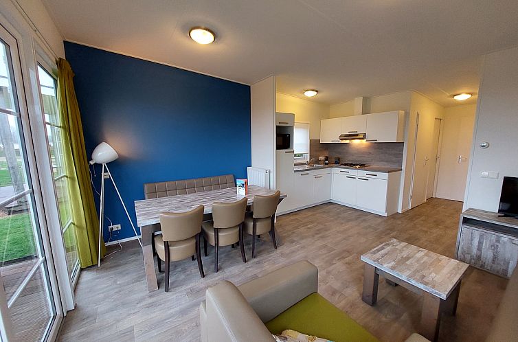 Gezellige binnenruimte van Comfort Lodge, vakantiehuis in Nieuwpoort aan de Belgische kust, met moderne keuken en eetgedeelte.
