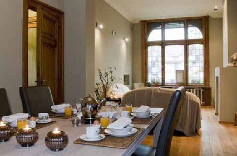 Cozy dining room at La Passion Interdite, bed and breakfast in Ostend, Belgian coast.