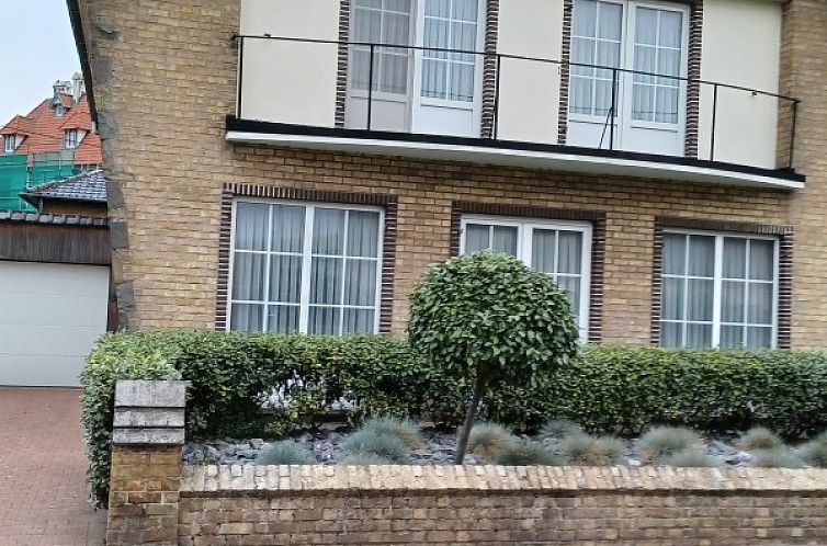 Front view of Vakantiewoning Westende-Bad, a charming vacation home in Westende on the Belgian coast.