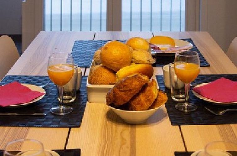 Ontbijttafel met zeezicht in appartement Tachtste, Nieuwpoort-Bad, Belgische kust.