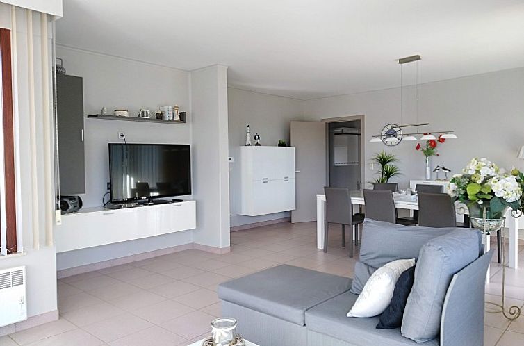 White Mountain Helmgrass P0 apartment in De Panne with modern living room on the Belgian coast, ideal for relaxation.