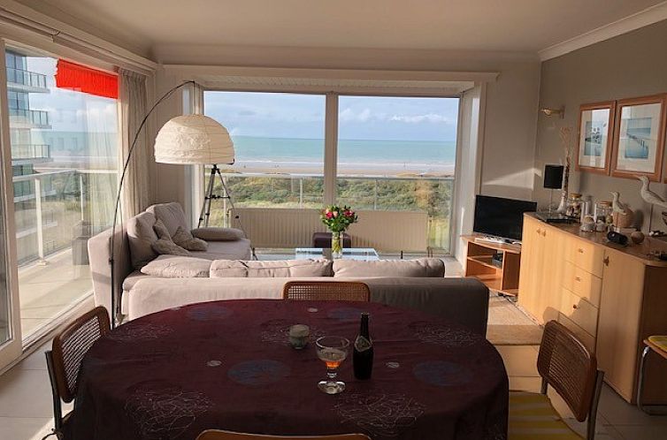 Gemuetliches Wohnzimmer mit Meerblick in der Wohnung 't Lange Lis in De Panne, belgische Kueste.