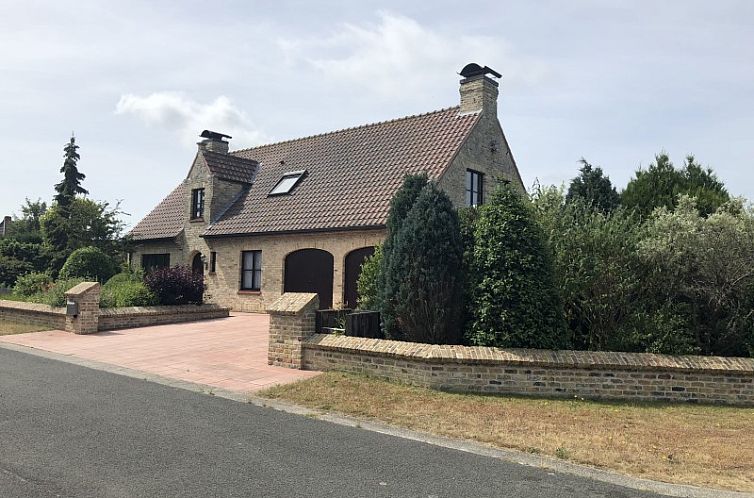 VILLA DE VLIER in De Panne, Belgische kust, vakantiehuis met charmante gevel en groene omgeving.