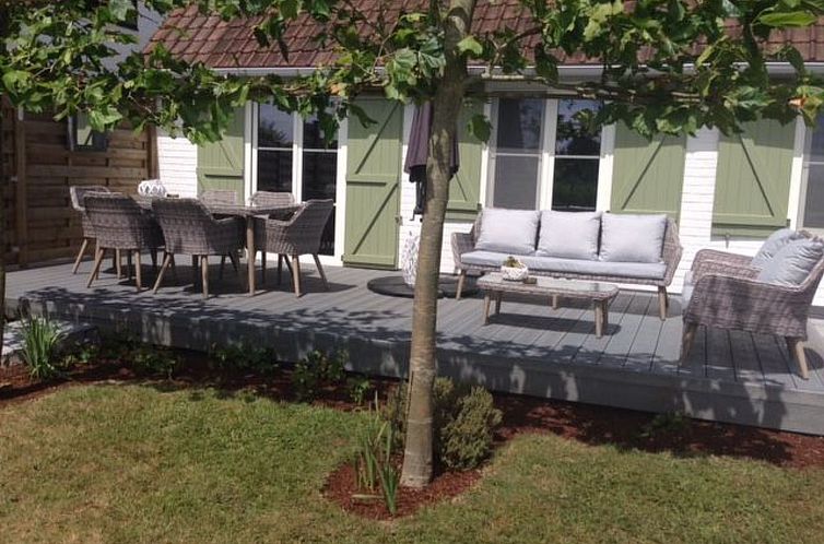 Entspannen Sie sich auf der Terrasse des Ferienhauses Windekind mit Blick auf die Felder in De Panne an der belgischen Kueste, mit bequemen Sitzgelegenheiten und Blick auf den Garten.