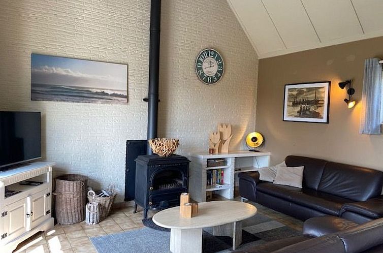 Gemuetliches Wohnzimmer im Ferienhaus mit Pool, gelegen in De Panne an der belgischen Kueste, mit komfortabler Sitzecke und gemuetlicher Einrichtung.