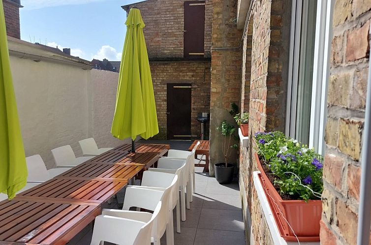 Geniessen Sie die sonnige Terrasse des Ferienhauses "De Zji" in De Panne an der belgischen Kueste - ideal fuer ein entspanntes Abendessen im Freien.