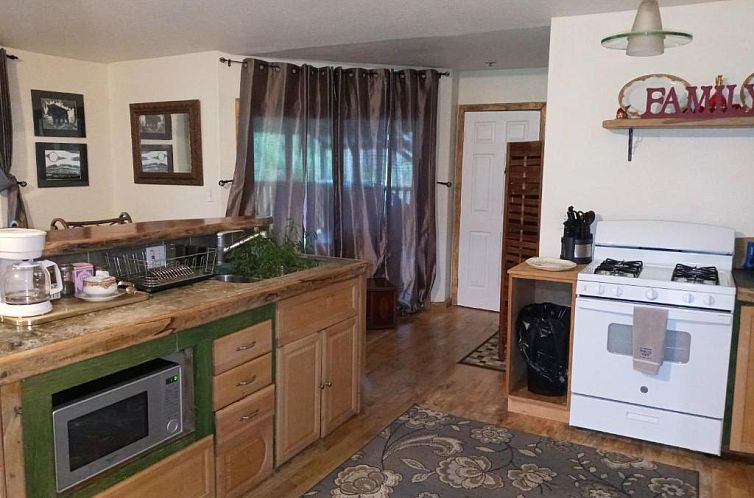 Aloha Crater Lodge and Lava Tube Tours