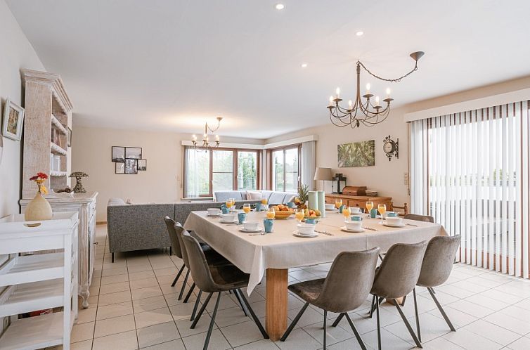 Cozy dining room in Maison Lambic apartment, De Panne, Belgian coast, ideal for family dinners.