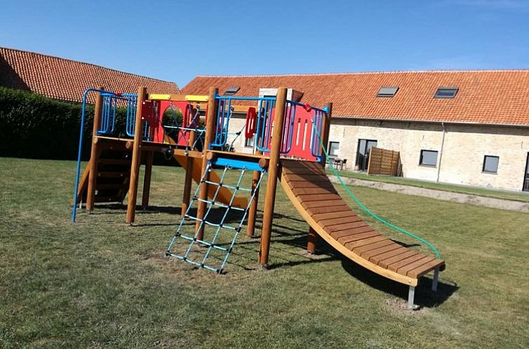 Speeltuin bij 't Moerenzicht vakantiehuis in Westhoek, West-Vlaanderen, ideaal voor gezinnen.